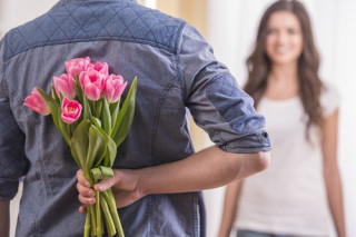 8 полезных подарков женщинам к празднику весны